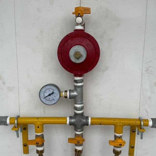 Regulador de pressão e manômetro em tubulação de gás
