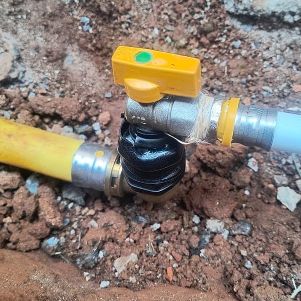 Tubulação de gás enterrada com válvula de bloqueio